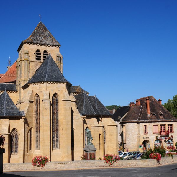 Church_and_Mairie_of_Le_Vigan_near_Gourdon_-_panoramio